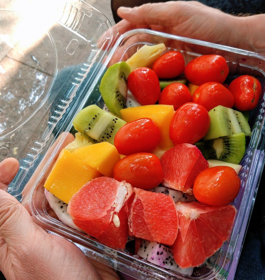 Растительное питание. Цветные овощи и фрукты. Коллаж из продуктов. Красочные фрукты и овощи. Витаминная тарелка.