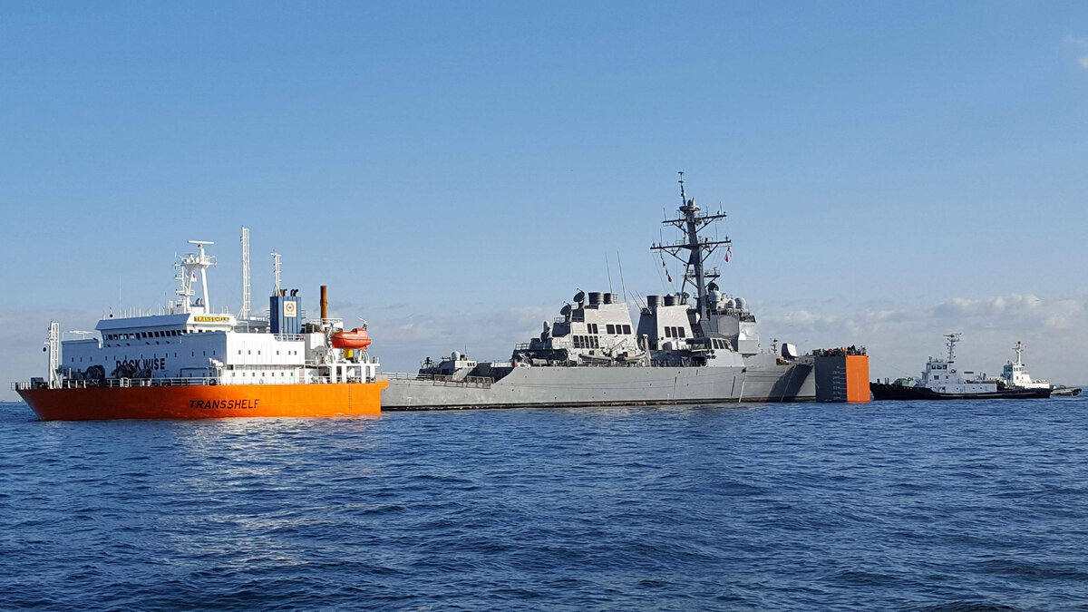 Погрузка USS Fitzgerald на транспорт MV Transshelf. 
