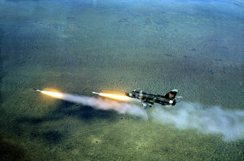 Су-17 работает ракетами С-24 