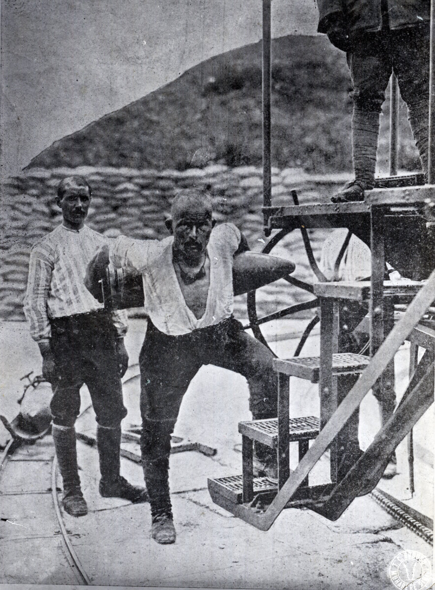 Это фото сделано специально уже много после боя. С деревянным муляжом. Реальный снаряд Сеиту на камеру не поддался, но он заявил: "Будет ещё бой - ещё раз подниму!"