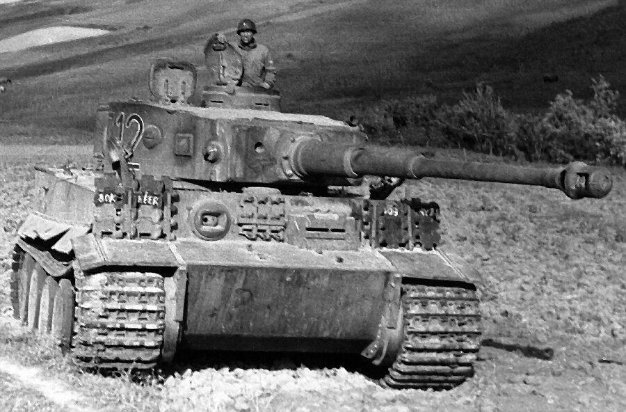 Fig. 3. 1943, Nord Africa, Von Alliierten erbeuteter Tiger nahe Tunis.