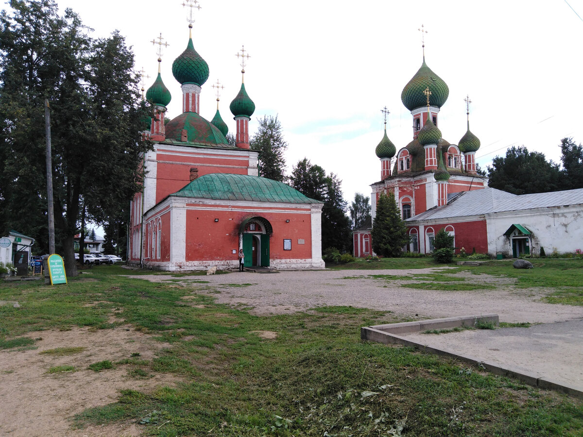 Бывший Богородицкий Сретенский монастырь. Слева - церковь Александра Невского, справа - церковь Владимирской иконы Божией Матери.