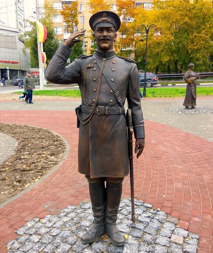 Памятник милиционеру. Серпухов памятник городовому. Статуя городового в Нижнем Новгороде. Скульптура городовой в Серпухове. Городовой 19 век Россия.