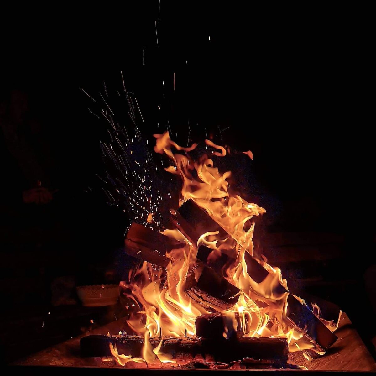 Дела огонь. Огненное дело. Пожар горящие вещи. Заградогонь это. Пылающий огонь.