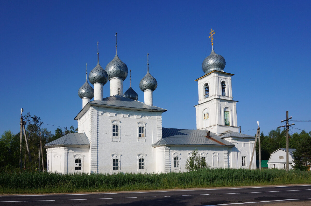 Церковь святых Жен-Мироносиц в селе Дмитриевском, 1776-1783. Колокольня 1860-е годы.