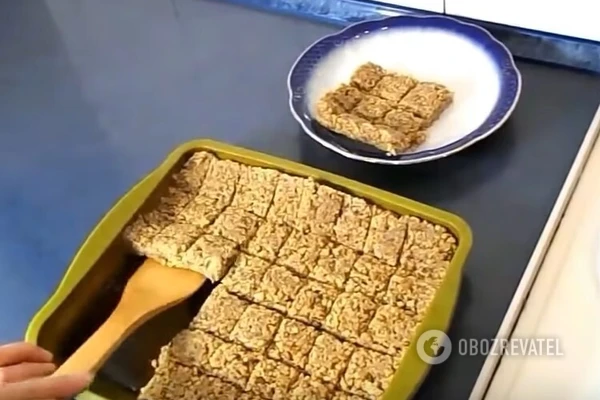 Оставим халву в холодильнике до застывания, после чего порежем на кубики