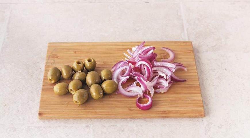 Салат из трески с картофелем, красным луком и оливками