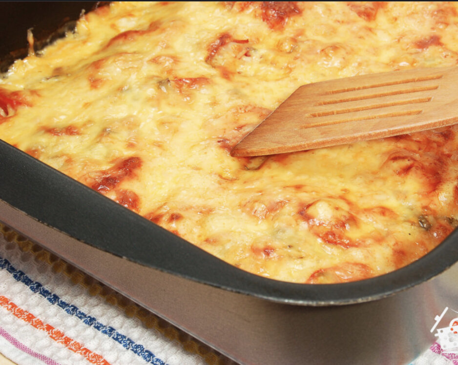 Мясо вымыть, обсушить и нарезать ломтиками.
Каждый ломтик положить между двумя слоями пищевой пленки или в пакет, и отбить с двух сторон.
Лук очистить и нарезать четвертькольцами.
Помидоры нарезать кольцами или полукольцами.
Чеснок очистить и порубить.
Сыр натереть на крупной терке.
Картофель натереть на крупной терке и поместить в миску с холодной, подсоленной водой.
Когда нужно будет добавлять картофель, откинуть его на дуршлаг и обсушить.
 
На смазанный маслом противень выложить отбитые ломтики мяса, посолить.
Сверху уложить лук с рубленым чесноком, чуть посолить и поперчить.

Затем уложить слой картофеля и слегка посолить и поперчить.
 
На картофель уложить помидоры, чуть посолить и посыпать щепоткой сахара.
 
Слой помидоров хорошо смазать майонезом и посыпать тертым сыром.
 
Запекать в нагретой до 180°С духовке около 50-60 минут, до готовности картофеля.
Если через 40 минут сырная корочка начинает румяниться, а картофель еще не готов, нужно накрыть форму фольгой, чтобы картофель дошел до готовности, а запеканка не пересохла.

Приятного Вам аппетита!