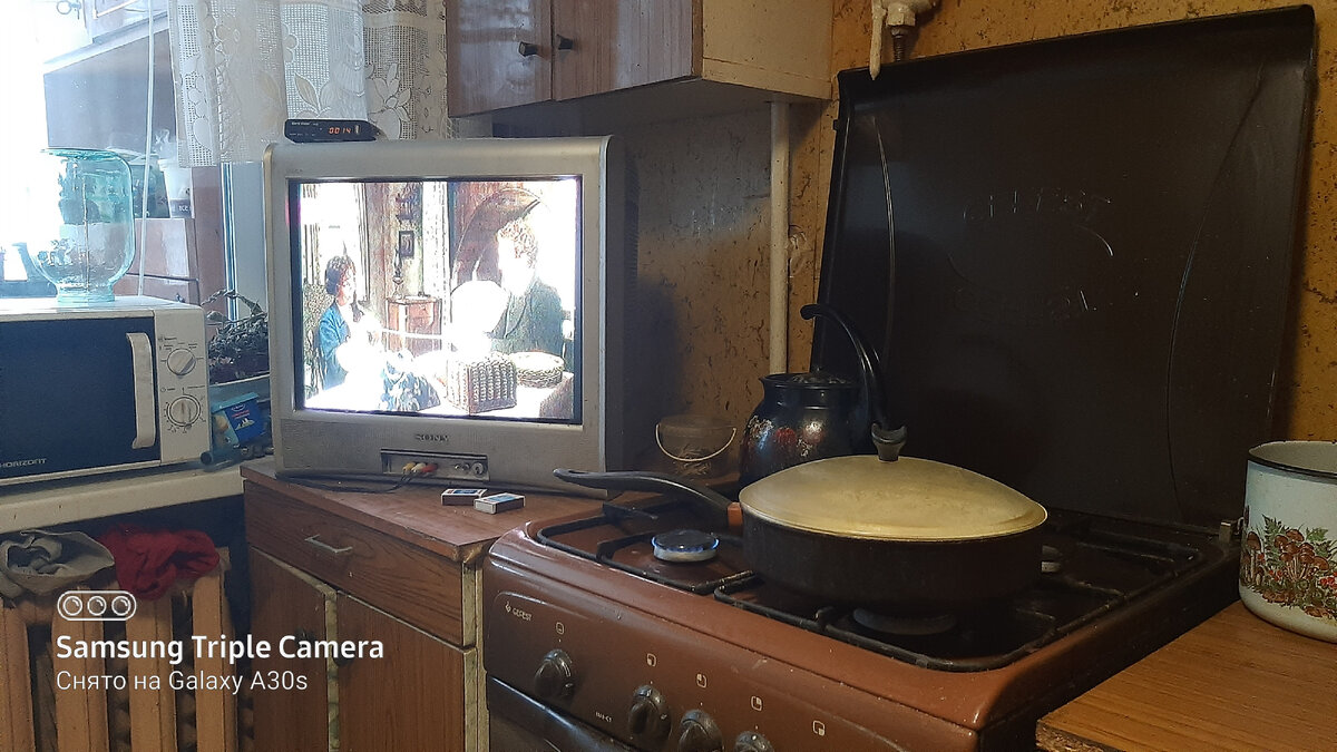 Фото автора.Сковорода была с картошкой.По  телевизору показывают Скарлет.