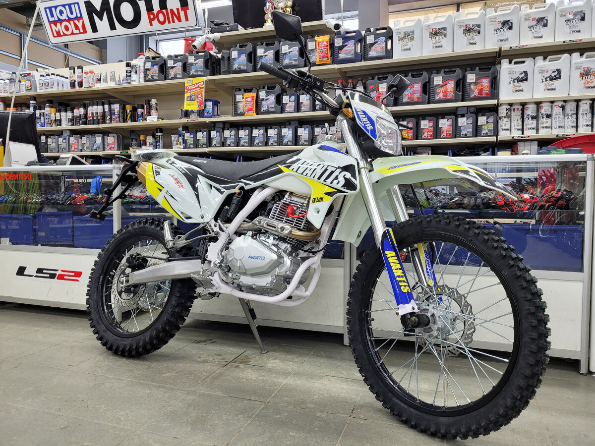 Avantis FX250 Lux в мотосалоне Emoto