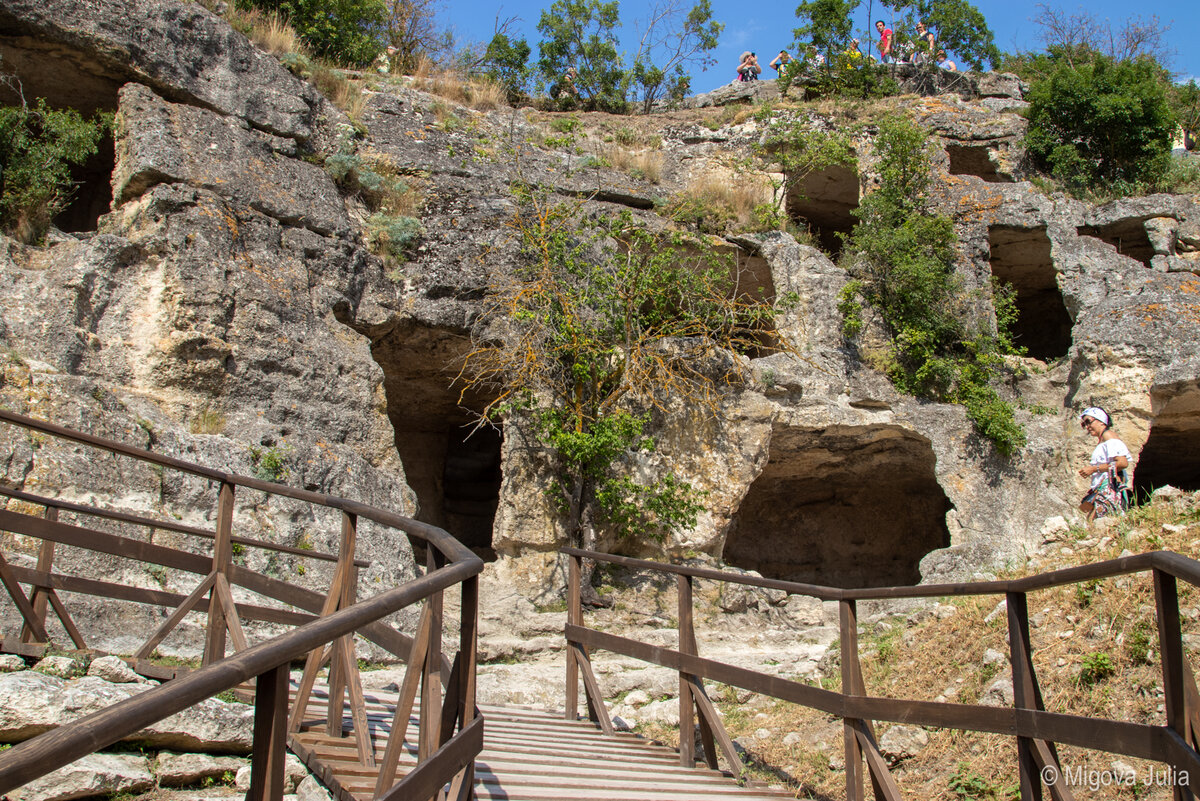 Пещеры у южного входа