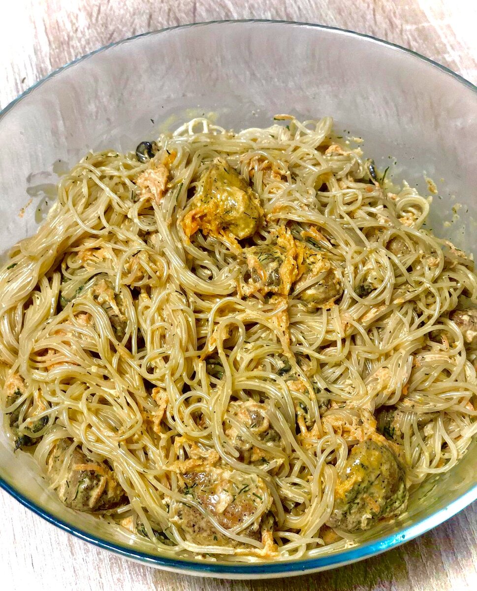 Фунчоза - 100гр, куриное филе - 300гр, шампиньоны - 150гр, морковь - 1шт, майонез - 5 ст.л., соевый соус - 3 ст.л., чеснок - 2-3 зубчика, укроп - несколько веточек, карри - 1 ч.л. (без горки), соль и перец по вкусу.