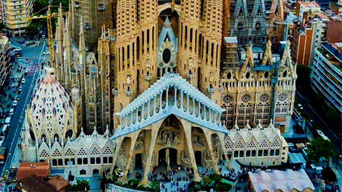 Cuanto tiempo lleva en construccion la sagrada familia