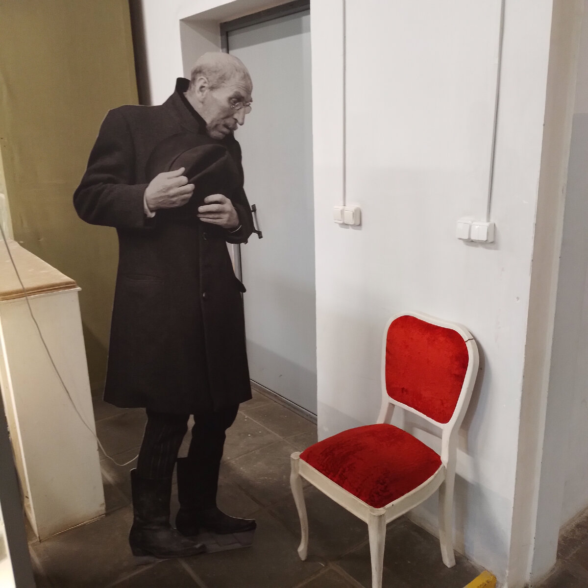 Многие посетители пытаются сесть на этот стул. А ведь в нем может быть тайник!