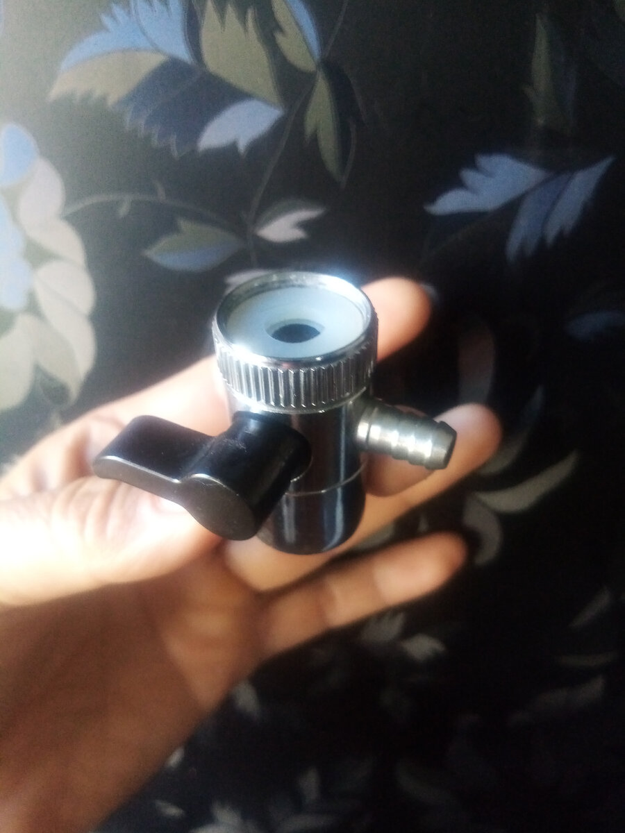 На фото отсутствует двух ниппельный фитинг (навернут сейчас на кран). Зато видна мягкая надежная прокладка.