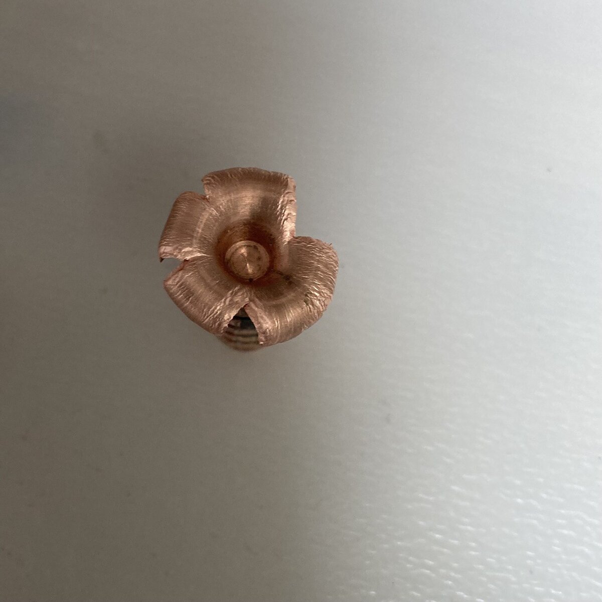 Вид спереди. Картина ожидаемая и типичная для гомогенных пуль с отверстием и без предварительно сформированных зон "открытия".