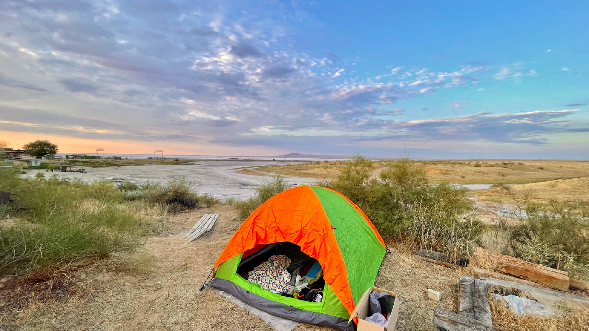 В двух метрах от забора разбили палатку. Но вы можете арендовать у Рената жильё, принять душ и пожарить шашлык.