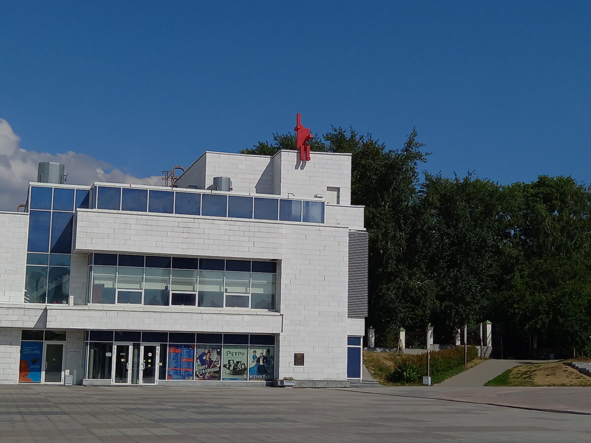 Красный человечек на стене свердловского ТЮЗа машет рукой прохожим