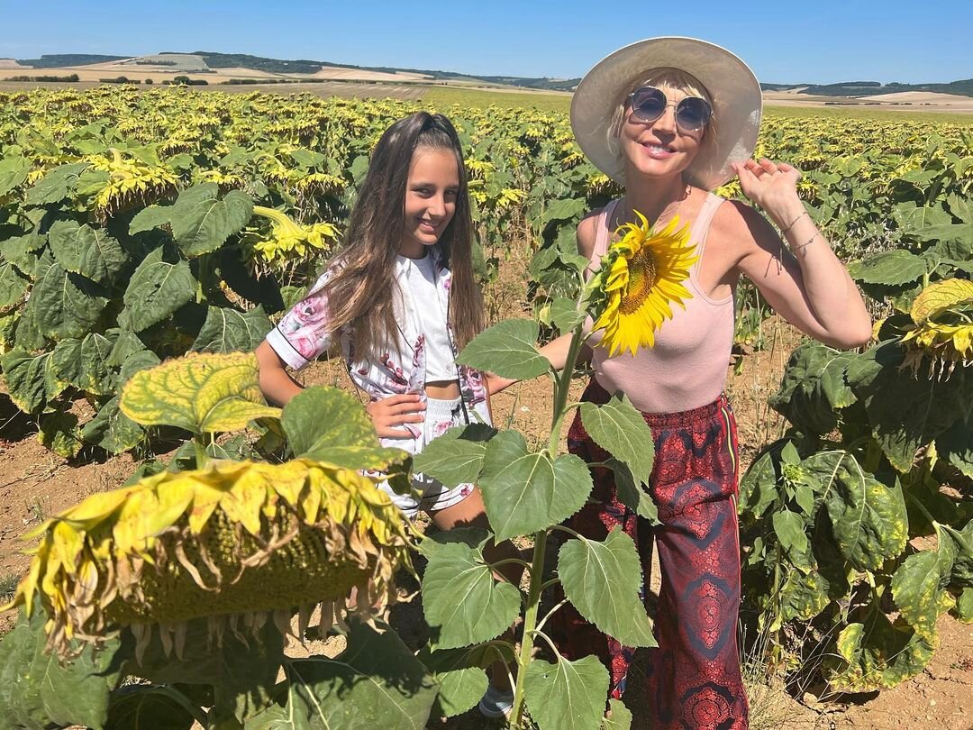    Кристина Орбакайте с дочерью в полеСоцсети Кристины Орбакайте