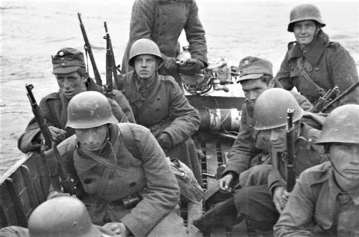 Финские солдаты переправляются через реку Свирь, 17 сентября 1941 года