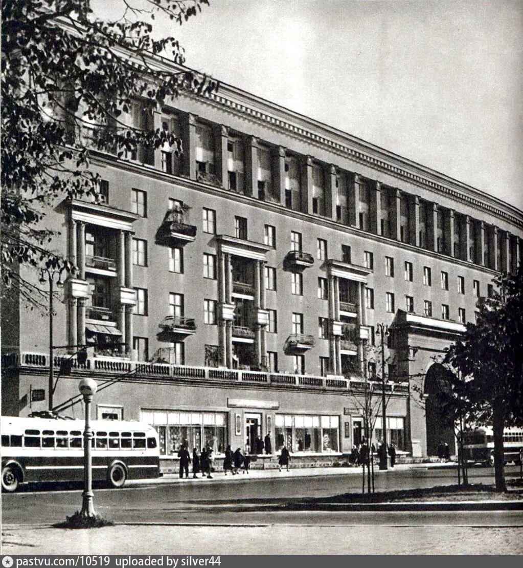 На месте ресторана в 1937 году построили жилой дом (сейчас Ленинградский проспект, 44). Фото 1956 года с сайта www.pastvu.com.