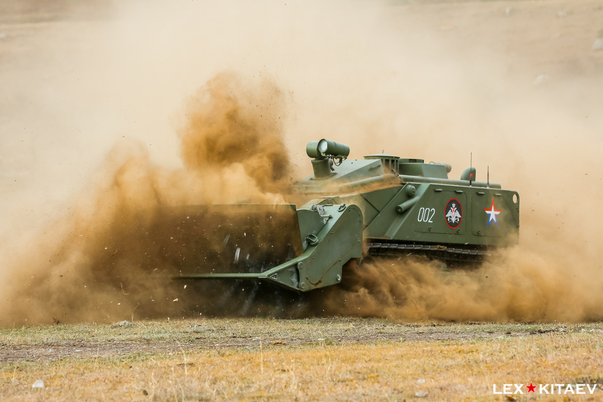 Роботизированный комплекс "Уран-6" ведёт разминирование местности