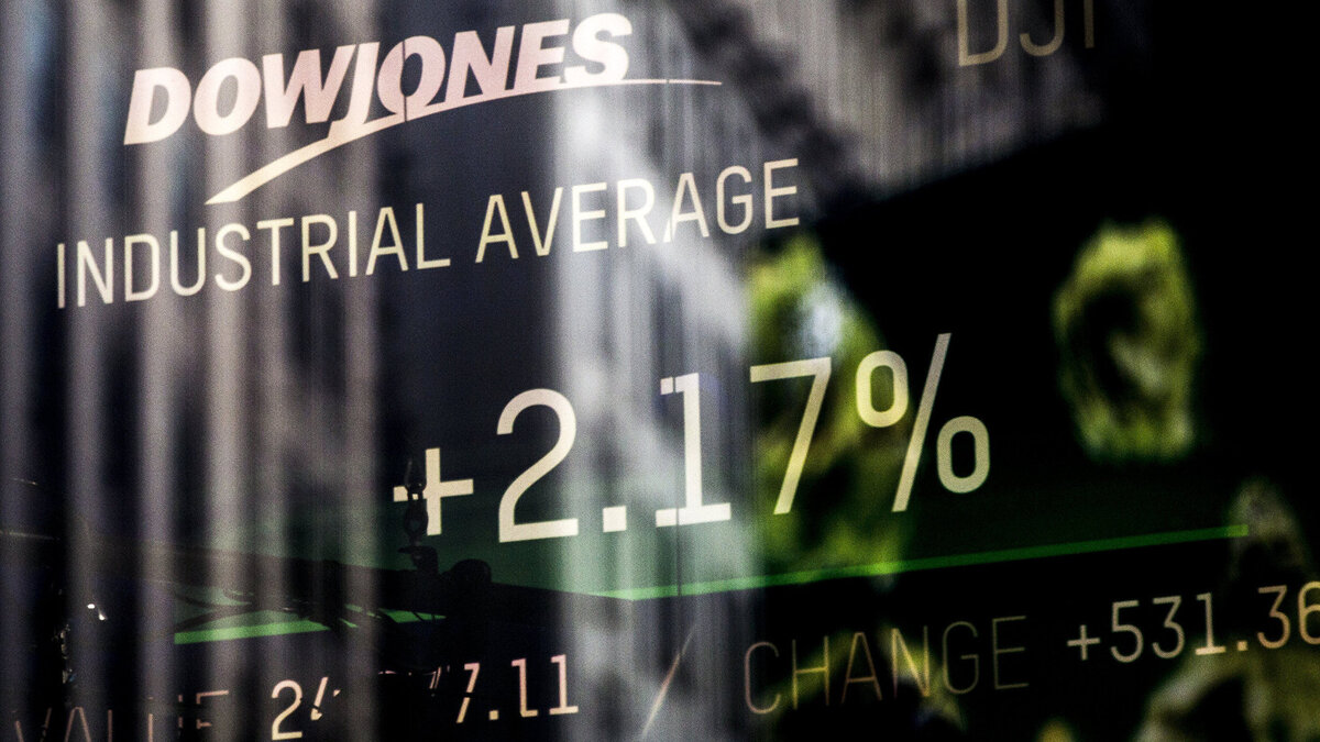    Информационная панель с данными об индексе Dow Jones на Таймс-сквер в Нью-Йорке© РИА Новости . Джина Мун