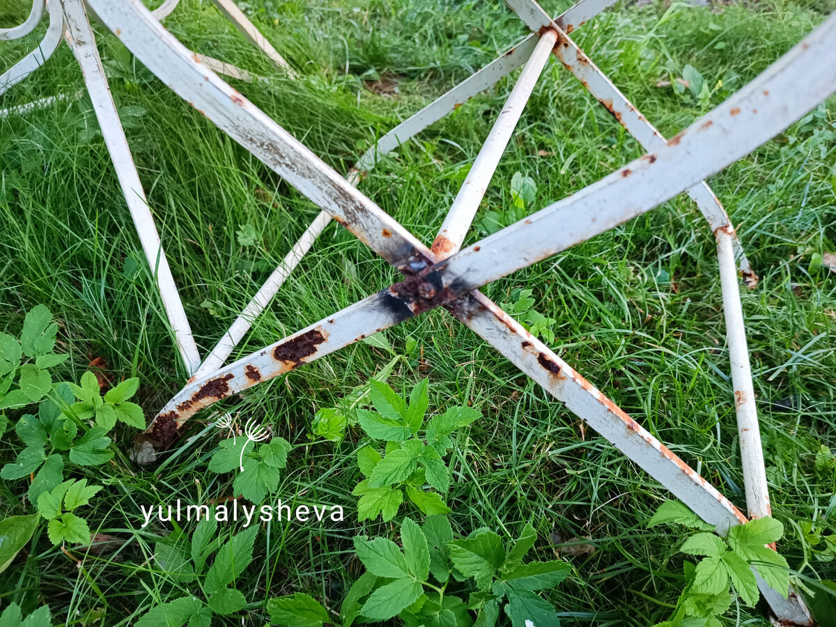 Кажется, эта мебель в принципе не предназначалась для использования на улице))