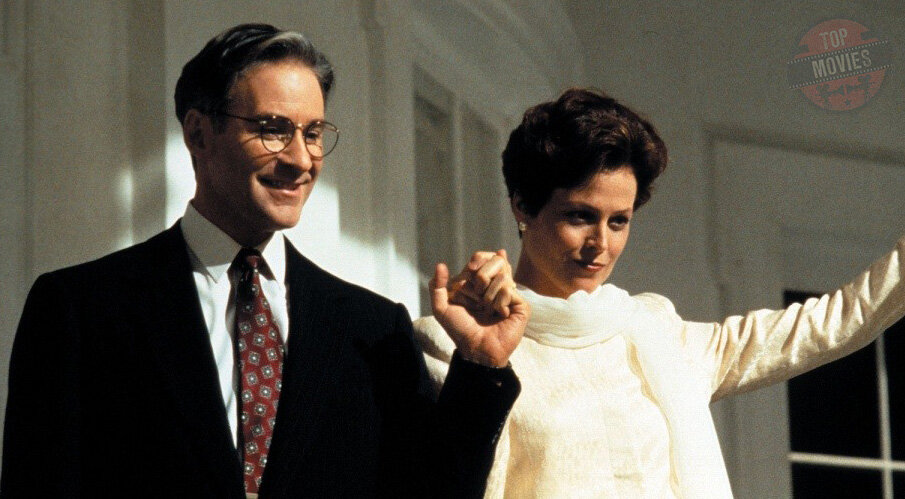 «Дейв» отчасти похож на «Тень воина». В нем также известного человека - Президента США - после смерти заменяют скромным, ничем не примечательным двойником. Однако в комедии Айвена Рейтмена Дейв Кович, внезапно ставший лидером страны, оказывается блестящим руководителем, который понимает нужды нации куда лучше, чем его погрязший в коррупции предшественник.