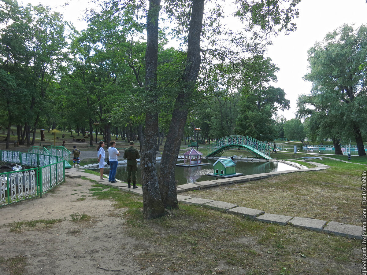 У графского парка