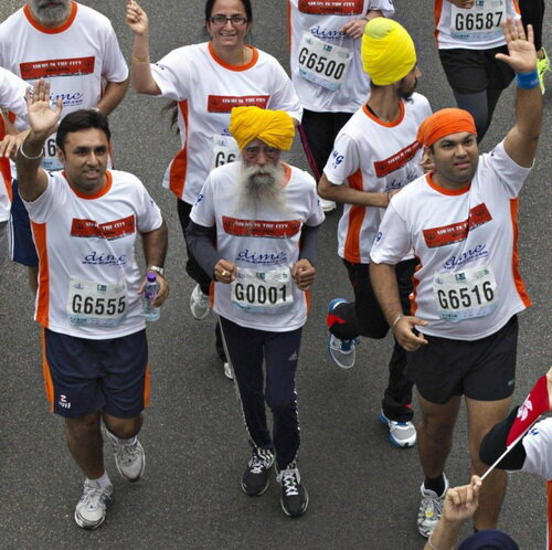    Одним из самых пожилых  спортсменов в мире  считается столетний  Фауджа Сингх из Индии.    Последний марафон,  10-километровую дистанцию он пробежал  за 1 час 33 минуты и 28 секунд.