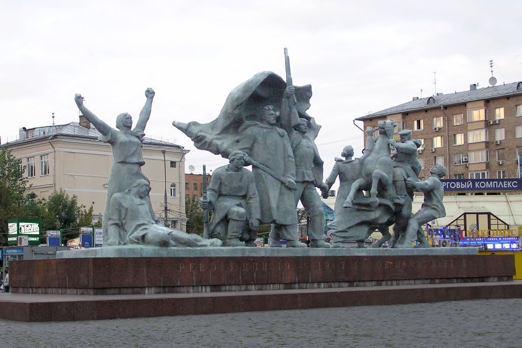 Памятник 1905 года в москве. 1905 года в честь чего. Монумент памяти революции 1905 года в москве. Памятник героям революции 1905 года. Метро 1905 года памятник героям революции.