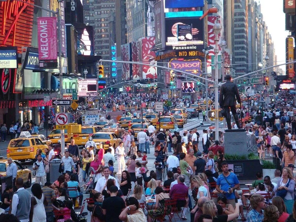 New york is really. Нью-Йорк Манхэттен население. Население Нью-Йорка на 2021 численность. Население Нью Йорка 2023. Тайм сквер население.