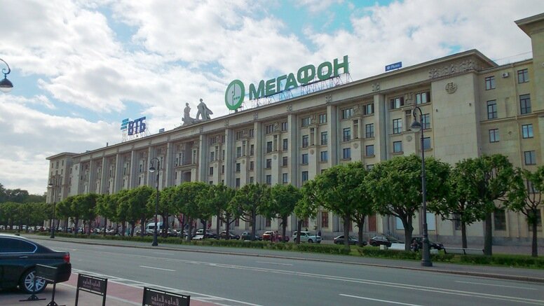 Здание №8 по Петровской набережной прежде всего заметно со стороны Невы за счет размещения на своей крыше рекламных конструкций.