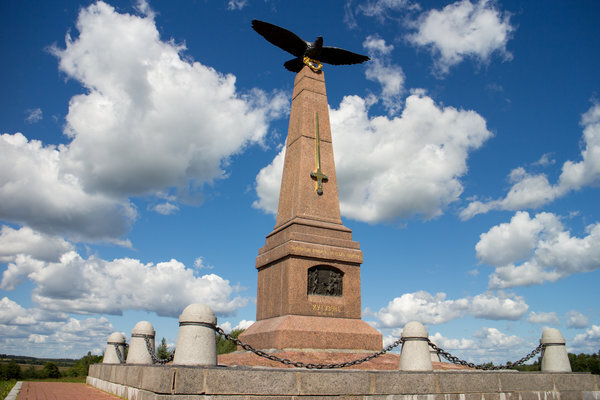 Наверху обелиска укреплен меч, ниже выбиты слова Кутузова о сражении: «Неприятель отражен на всех пунктах».