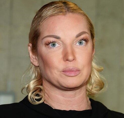 Анастасия Волочкова рассказала что последние 5 лет она постоянно наращивала волосы чтобы выглядеть эффектно. Оказалось что такое длительное использование очень вредно для волос, но балерина пренебрегала советами стилистов, в итоге как она сказала на голове осталось "три волосинки".