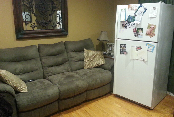 
Холодильник и телевизор должны быть вместе.
