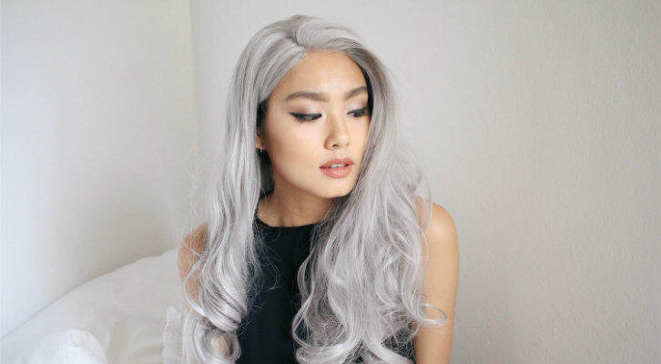 Давно доказано, что изменение первоначального цвета волос даже на 3-4 тона кардинально меняет внешность женщины, и как следствие, её самооценку и отношение окружающих. Поэтому вряд ли существует хотя бы одна девушка, которая бы не меняла свой исходный оттенок волос. Однако часто случается, что результат получается совершенно не таким, как предполагалось изначально. Это происходит потому, что химический состав и состояние волос у людей отличается. На результат окрашивания также могут оказать влияние как температура и влажность воздуха, так и уровень освещения в помещении, и наконец, недостаточно хорошая краска.