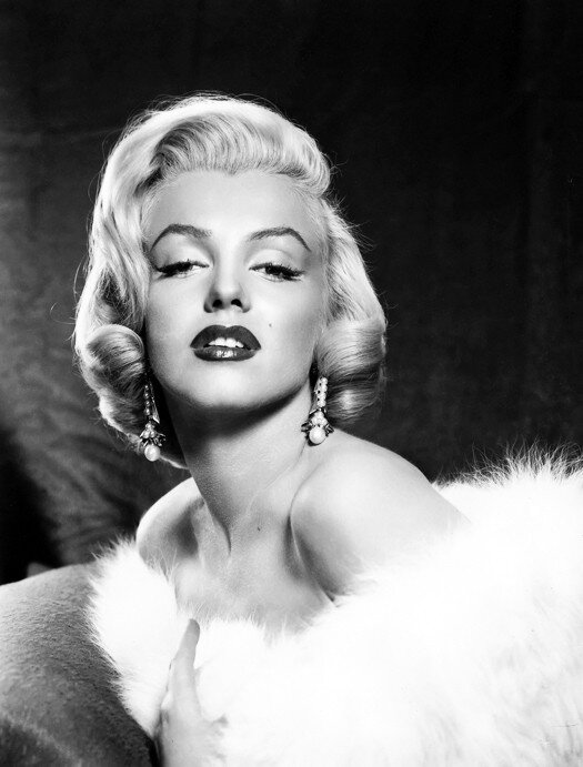  Билли Грехем,христианский евангелист,навестил Мэрлин Монро на одном из её концертов.Он сказал актрисе,что Дух Божий послал его к ней возвестить о Боге.На что Мэрлин ответила:"Я не нуждаюсь в вашем Иисусе".Через неделю её нашли мёртвой в своих апартаментах...