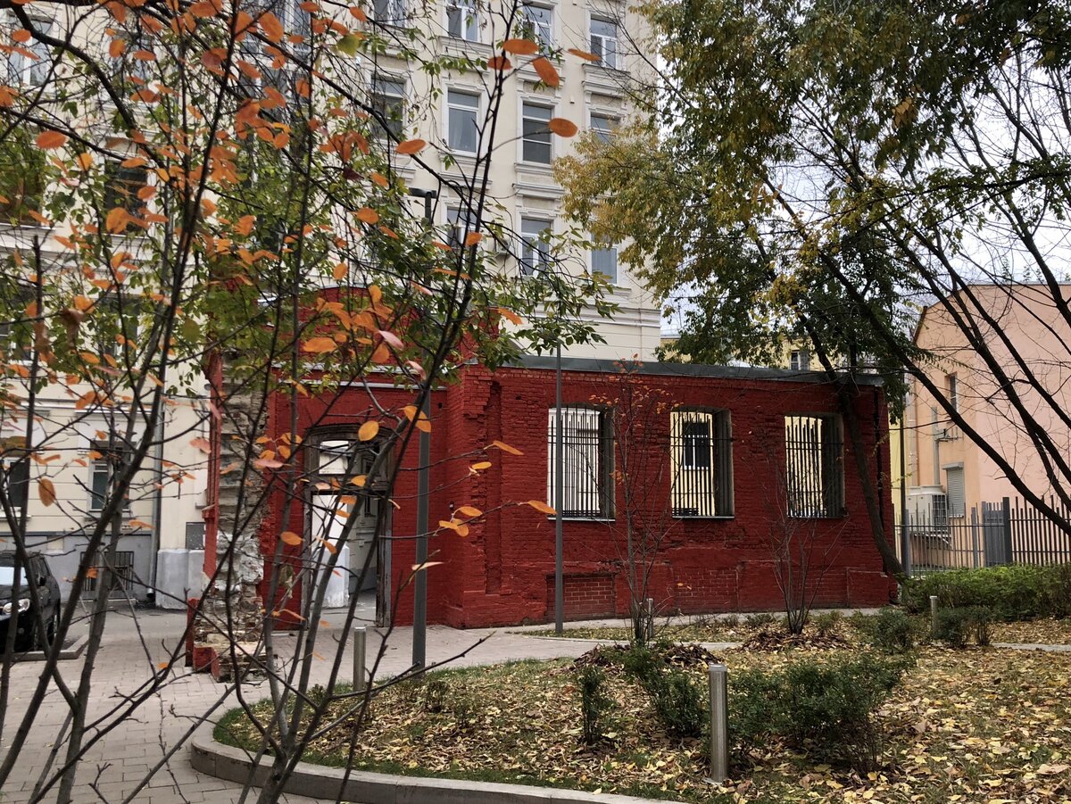 По рассказам краеведов, руина когда-то была типографией, потом жилым домом.