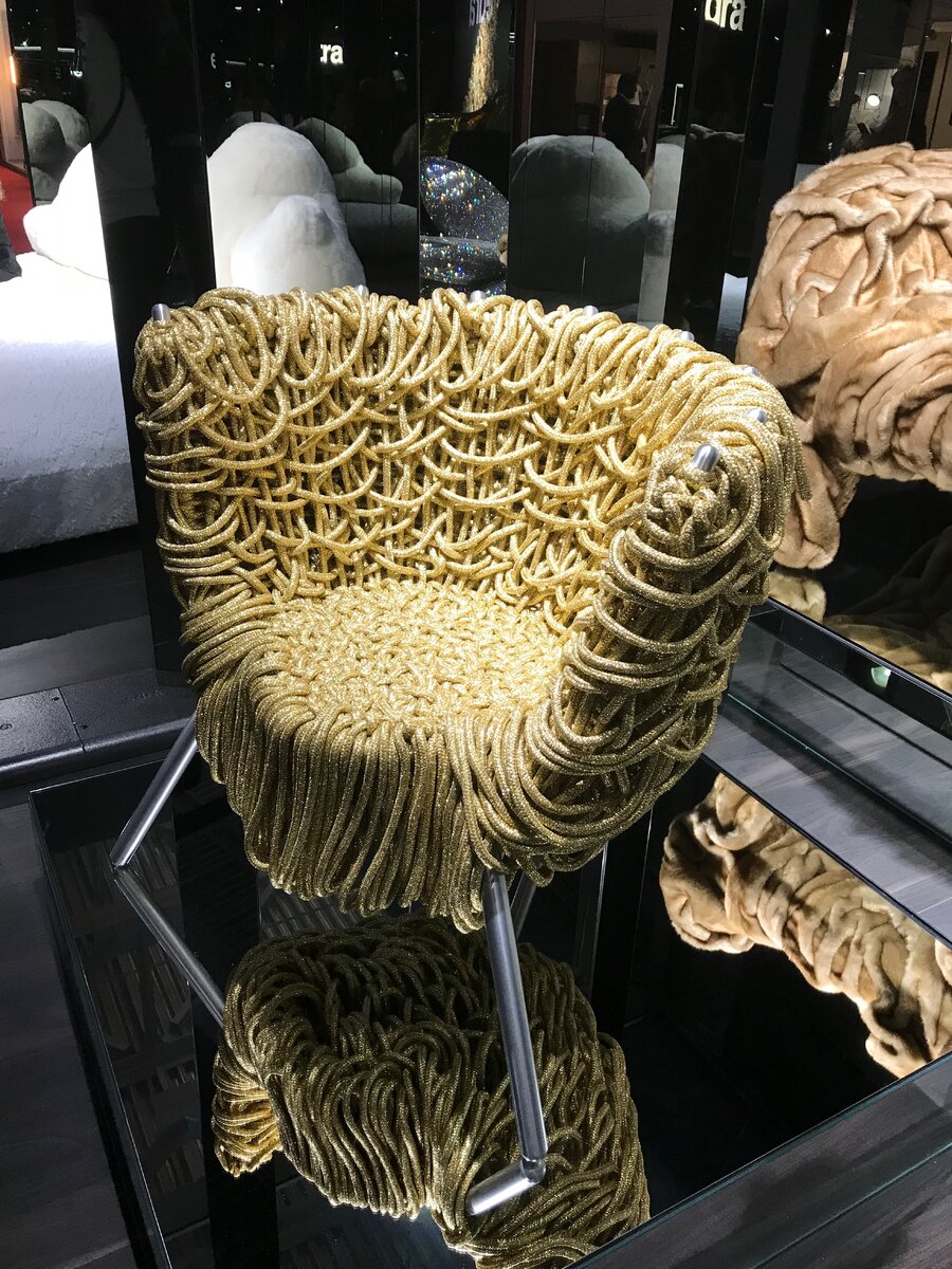 "Плетёная" мебель может выглядеть и так... Главное не зацепитесь за неё чем-нибудь, когда будете вставать. В противном случае блестящая дизайнерская задумка может испортить ваш гардероб.