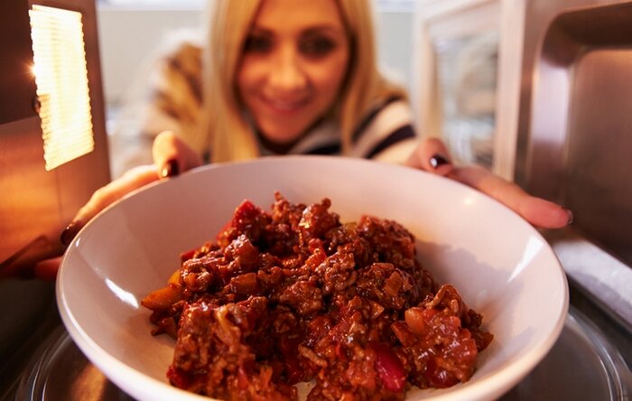 
8 продуктов, которые нельзя разогревать в микроволновке.
