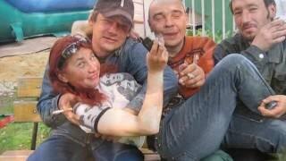 Если уж вам не удалось выйти замуж за принца или хотя бы его коня, а уже давно невтерпеж - выбирайте алкоголика! Склонить данный тип к замужеству обычно достаточно просто. Главное не перестараться с дозой. Основным достоинством такого мужчины (осмелюсь все же считать их таковыми) является их слабохарактерность, они легко поддаются воздействию из вне и  не обладают достаточным самоконтролем. Небольшая  порция ласки, вкусной закуски и алкоголь помогут вам осуществить свою мечту о замужестве. 	Итак, вы наконец-то замужем! Можно извлечь много плюшек из данного брака. Во-первых, ваша жизнь никогда не будет скучной, всегда будет полна всяких неожиданностей и образовательных моментов.  Особенно, если семья с небольшим доходом.
1.  Вы будете  постоянно играть в прятки: прятать деньги. вещи, детей, себя...Разве не весело?
2. Ваша жизнь будет полна красками: синими. красными, желтыми, зелеными, серо-буро-малиновыми...
3. Вам всегда будет о чем поговорить с подругами и родственникам.
4. Героини сериалов будут завидовать вашим страстям, приключениям и неожиданностям. 
5. Ваши дети непременно получатся здоровыми, ибо надо обладать хорошими генами и крепким здоровьем, чтобы много пить и оставаться способным к воспроизводству. 
6. У ваших детей будет наглядный пример всех прелестей жизни алкоголика и с алкоголиком, и они в дальнейшем могут сами решить кем стать: жертвой или главным героем.
7. У вашей семьи всегда много друзей, особенно в дни зарплаты и праздники
8. Вы точно будете знакомы со всеми соседями, работодателями, участковыми. продавцами  ближайших магазинов и еще бог весть кем. Иначе говоря. У вас будет обширный круг знакомых во всех инстанциях.
9. Постоянная физическая активность не даст Вам потерять форму.
10.Если начнете привыкать и скучать, то всегда можно составить компанию супругу и жизнь снова засияет красками.

Это лишь небольшая подборка ништяков от мужа-алкоголика.
