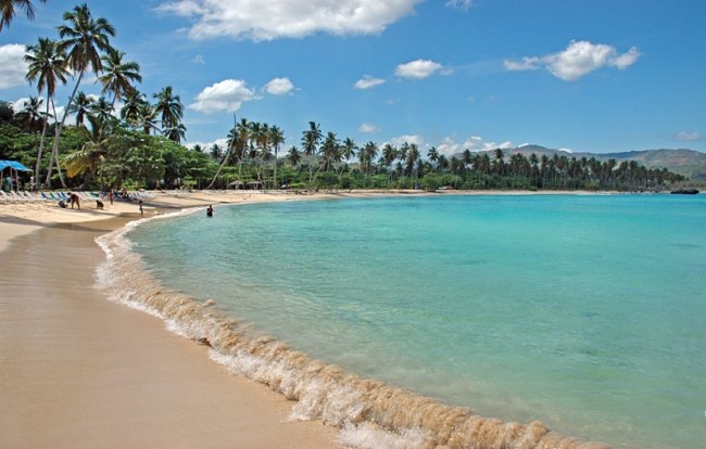 2. Отдохните на пляже Ринкон

Среди закоренелых пляжников Ринкон (Playa Rincon) считается одним из самых лучших пляжей Карибского бассейна. Пляж Ринкон достаточно большой, чтобы вместить всех туристов, не боящихся получить солнечный удар и желающих получить идеальный загар. Здесь есть где остановиться, густая пальмовая роща у пляжа дает спасительную тень и всегда можно заказать вкусные блюда из свежей рыбы и морепродуктов. 
