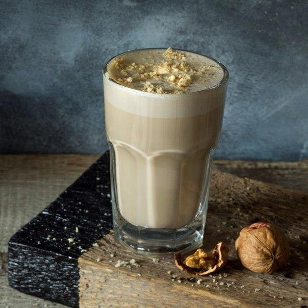 Раф с сиропом "орех" и измельченным орехом сверху.