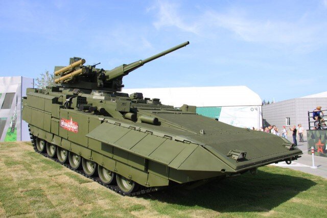 У "Барбариски"  новые зубки прорезались. Новейшая  тяжелая БМП Т-15 на платформе "Армата" обзавелась новым боевым модулем. Это ожидаемое решение. Так как установка на абсолютно новую разработку орудия принятого на вооружение ещё в 1980 году, было мягко говоря не лучшим решением.  Не скажу, что 2А42 плохая пушка. Она не потеряла своей актуальности и сейчас. Но на новом образце хотелось увидеть нечто поновее 1980 года. И вот нам наконец то представили образец с новым боевым модулем в основе которого 57 мм пушка.
Устанавливаемый модуль имеет название "Кинжал", вооружение  состоит кроме пушки, из пулемёта калибра 7,62 мм и двух ПТУР "Атака" в пусковых контейнерах на правой стороне башни снаружи. Сам по себе модуль необитаемый. 
Экипаж  машины находится в бронированной капсуле и надёжно защищен от средств поражения противника.  Боекомплект машины позволяет эффективно бороться с живой силой, легкобронированными и низкоскоростными  воздушными целями, а также с танками противника при помощи ПТУР.
Теперь более подробно попробуем разобраться с вооружением. Кажется мне, что не всё так радужно как хотелось бы.   Данный модуль подразумевает большую номенклатуру боеприпасов к основному вооружению. Модуль необитаемый, следовательно возникает вопрос смены типа применяемого боеприпаса без участия человека. Это подразумевает развитую и очень сложную автоматику заряжания. Но с другой стороны, чем более сложный механизм тем больше вероятность отказов. На 2А42 там всё понятно, боепитание происходит по двум лентам на два вида боеприпасов. Так что при переключении типа боеприпаса всё происходит просто. К тому же предусмотрен ручной механизм перезарядки.  Как будет реализован принцип ручного дубляжа на модуле "Кинжал" это вопрос открытый. Реализация противотанкового вооружения на борту башни в незащищенных контейнерах тоже не есть очень хорошо. Силуэт  машины достаточно высокий и возможность поражения пусковых контейнеров стрелковыми боеприпасами крайне высока, что сводит на нет их боевую ценность. К тому же автоматическая перезарядка противотанкового комплекта не предусмотрена.  Это значит, что при расходе двух установленных на башне ПТУР потребуется перезарядка. Как это сделать в бою, в поле? Есть ли на машине возимый запас ПТУРов?  Если есть, то какой из членов экипажа будет заниматься их установкой?  Ведь покидание забронированного пространства и выход на поверхность машины одного из членов экипажа ставит его жизнь под реальную угрозу. В этом случае сводится на нет вся концепция тяжелой БМП.  Выбывание одного из членов экипажа сильно снижает боевые возможности машины в целом.  Если возимого запаса ПТУРов  нет, то машина должна выходить из боя для перезарядки. Это не очень хорошо потому как в критический момент её может и не хватить в бою.
Теперь то, что касается пушки. Если с наземными целями всё более менее понятно, то стрельба по воздушным целям представляется проблематичной ввиду низкой скорострельности орудия. Напомню, что максимальная скорострельность 57 мм пушки ограничена 120 выстрелами в минуту. Чтобы поразить воздушную цель надо соблюсти как минимум два условия. Либо обеспечить высочайшую точность, что для кинетического боеприпаса крайне не легко сделать, либо создать высокую плотность огня, что требует высокой скорострельности. А скорострельность у нас маленькая.
Я не умаляю работы конструкторов. Может те вопросы которые я затронул уже успешно решены. Мы этого не знаем, машина ведь секретная. Но мне кажется, что представленная машина является концептуальным образцом и для доводки требуется эту машину испытать в реальных боевых условиях. 
Уважаемые читатели поддержите канал - ставьте "добро" и подписывайтесь на канал. Всем очень большое спасибо за проявленное внимание. Если есть вопросы пишите комментарии.