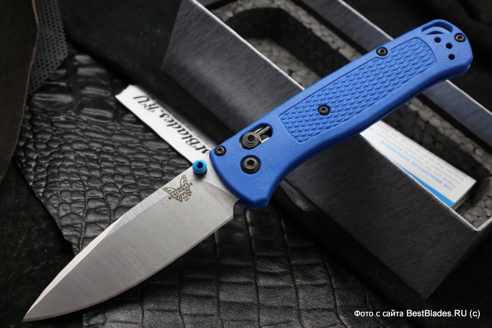 Benchamde 535 Bugout – тот нож, который, возможно, скоро можно будет назвать новым культовым представителем ультралегкой ножевой ниши. Действительно, появившийся летом 2017 года Benchamde 535 Bugout стал сенсацией и огромным подарком любителям небольших и, что самое главное, очень легких, EDC-девайсов, которые являются идеальными для ношения на легких летних шортах и просто незаметны для окружающих и необременительны для хозяина, на карманах брюк в офисе. Этот нож выделяется среди небольшого количества удачных легких EDC-ножей, которые можно сегодня рассматривать для приобретения на ножевом рынке, своим редким и удивительным функционалом, стремящимся от «резака» к «офисному универсалу», несмотря на крайне небольшую толщину своего клинка. Как и благодаря чему происходит такое сочетание мало сочетаемых качеств, я расскажу ниже.