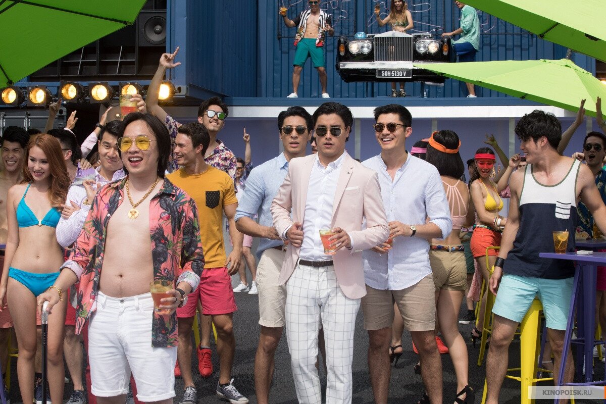 По сюжету главная героиня Рэйчел получает приглашение от своего бойфренда Ника отправиться вместе на свадьбу лучшего друга молодого человека в Сингапур и заодно познакомиться с его родителями. Но, каково же было удивление Рэйчел, когда она узнала что ее парень богатый наследник и все азиатские девушки готовы на что угодно чтобы выйти за него замуж. Теперь Рэйчел придется адаптироваться в мире богатых людей и биться за своего жениха. 