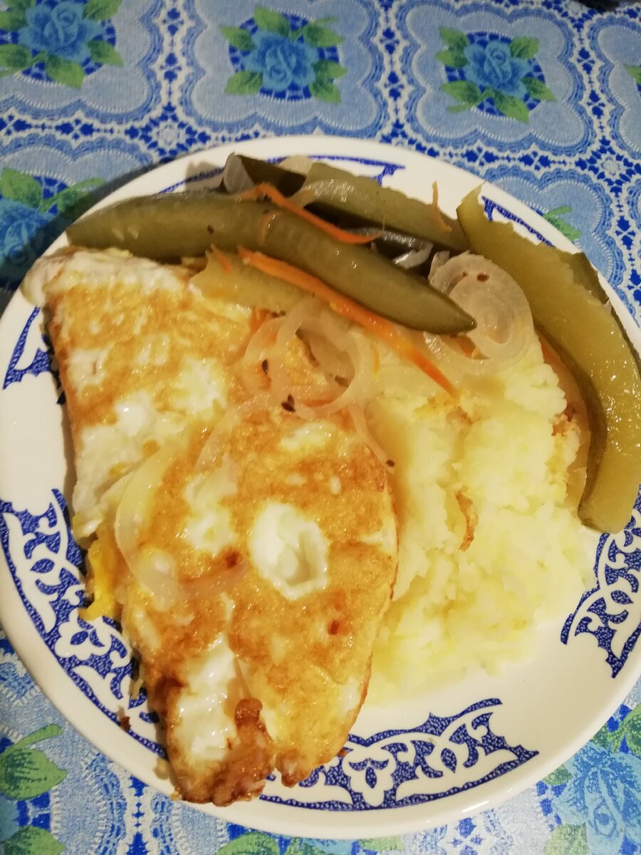 Яичница из 2 яиц, картофельное пюре где-то граммов 150 и салат из огурчиков маринованные по польский  все свое, домашнее выращенное с любовью. 