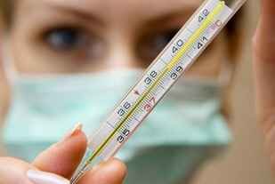 В большинстве случаев лечение гриппа основывается на помощи организму самостоятельно справиться с вирусом. Как лечить грипп при температуре, головной боли и других неприятных симптомах? 